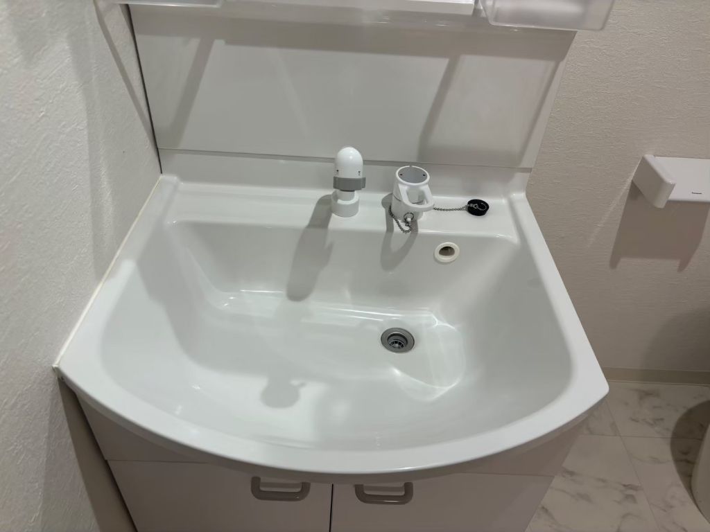洗面台・脱衣所クリーニング｜鏡の曇り止め加工と排水口のヌメリ取り